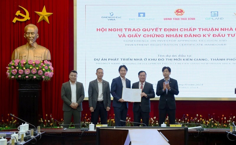 Ông Nguyễn Khắc Thận, Phó Bí thư Tỉnh ủy, Chủ tịch UBND tỉnh Thái Bình trao giấy chứng nhận đăng ký đầu tư cho liên danh chủ đầu tư KĐT Kiến Giang.
