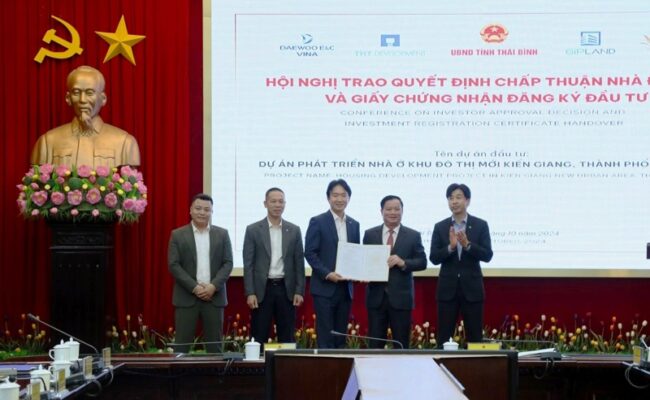 Ông Nguyễn Khắc Thận, Phó Bí thư Tỉnh ủy, Chủ tịch UBND tỉnh Thái Bình trao giấy chứng nhận đăng ký đầu tư cho liên danh nhà đầu tư.